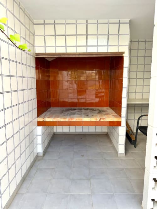 Cocina moderna con hornacina de estufa de azulejos rojos, azulejos blancos tipo metro y piso alicatado en Casa Mar Blau, Valencia