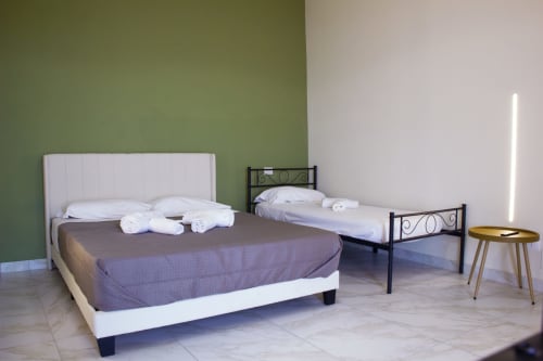 Chambre spacieuse à l'Agri Relais Sikania à Caccamo avec lit double, lit simple et vue montagne