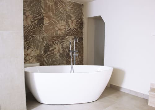 Baignoire autoportante blanche moderne avec carrelage tropical au Sikania Agri Relais, Caccamo