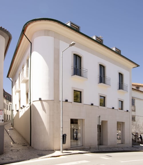 Außenansicht des RIA CENTRUM Smart Residence Hotels in Aveiro, Portugal - modernes weißes Gebäude mit geschwungenen Formen und großen Fenstern