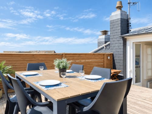 Terrasse panoramique sur le toit des Paris Normands à Boulogne avec table de dining, vue sur mer et équipements modernes
