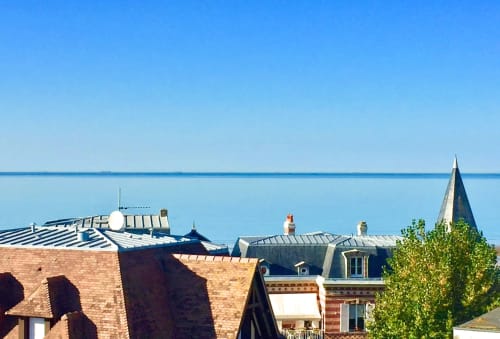 Vue panoramique sur la mer depuis la terrasse des Paris Normands à Boulogne avec toits victoriens et côte bleue