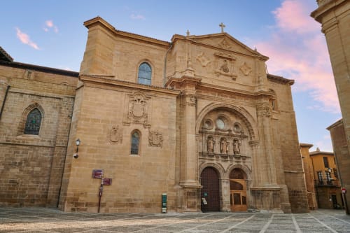 Fachada de histórica iglesia de piedra en Ezcaray, España con arquitectura románica y entrada ornamentada
