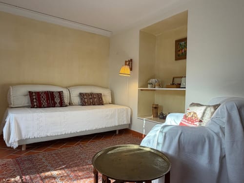 Quarto das Mélias da Quinta da Mata de Baixo com camas, sofá e azulejos em terracota em Ferreira do Zêzere
