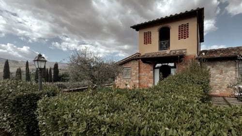 Appartamento di Borgo di Erboli a Cavriglia con architettura in terracotta, muri in laterizio e cipressi