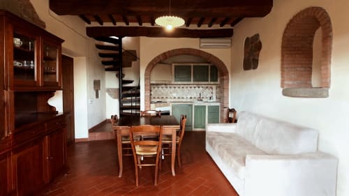 Appartamento Leonardo a Borgo di Erboli, Cavriglia: soggiorno rustico con pavimenti in cotto, archi in mattoni, tavolo da pranzo