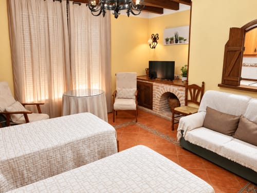 Apartamento estudio luminoso en La Posada de Oropesa, Toledo con camas gemelas, chimenea y sala de estar