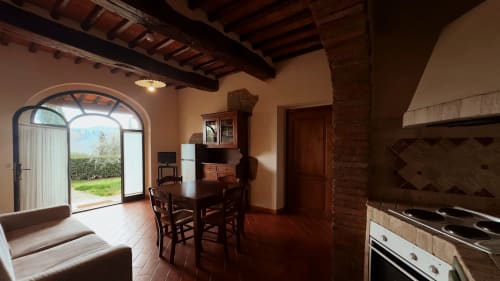 L'appartamento Leonardo a Borgo di Erboli a Cavriglia presenta interni rustici toscani con pavimenti in cotto e travi di legno,