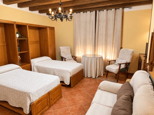 Estudio en La Posada, Oropesa Toledo, con camas gemelas, vigas de madera y sala de estar