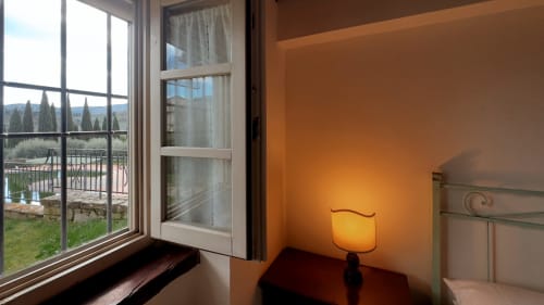 Camera accogliente con vista dalla finestra sulla campagna toscana a Borgo di Erboli, appartamento Leonardo, Cavriglia