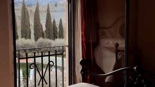 Balcone dell'appartamento Leonardo a Borgo di Erboli, Cavriglia, con vista su cipressi toscani e campagna