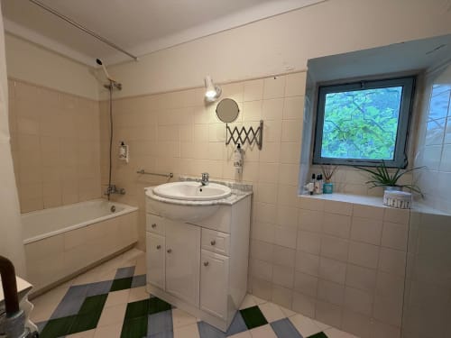 Casa de banho com lavatório de pedestal branco, banheira e azulejos em Quinta da Mata de Baixo, Ferreira do Zêzere, Portugal