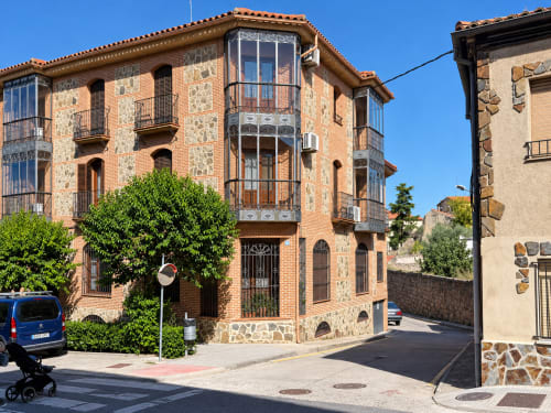 Edificio histórico de ladrillo con detalles en piedra, Apartamentos Turísticos La Posada, Oropesa Toledo