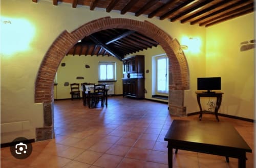Appartamento Eleonora al Borgo di Erboli con arcata in laterizio, pavimenti in cotto e travi di legno rustico a Cavriglia