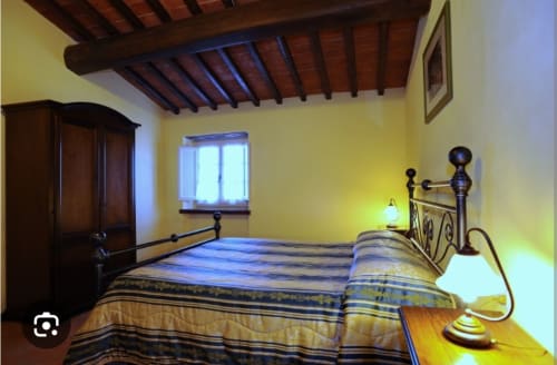 Camera Eleonora al Borgo di Erboli B&B a Cavriglia con letti gemelli, travi in legno e pareti gialle