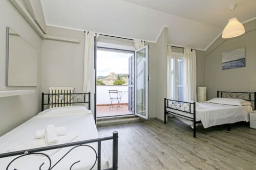 Ampio trilocale a Genova con balcone, letti gemelli e comfort moderni