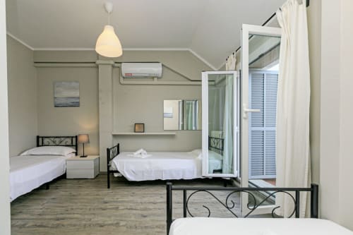 Moderno appartamento a Genova con più letti, biancheria bianca, aria condizionata e accesso al balcone