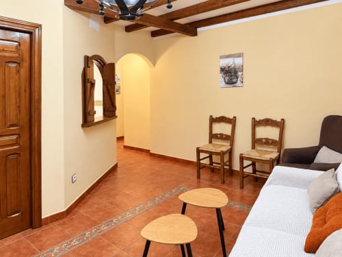 Habitación espaciosa en La Posada con vigas de madera, suelos de terracota y decoración rústica tradicional