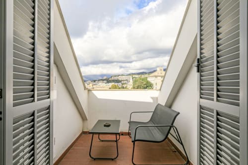 Balcone con poltrona lounge con vista panoramica su Genova, appartamento ML White House con vedute montane