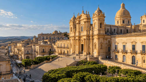 Cattedrale barocca dalle tonalità dorate e edifici storici nella piazza principale di Noto, sede dell'hotel Case Luparello