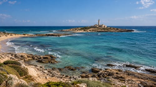 Costa siciliana incontaminata presso Case Luparello a Noto con acque turchesi, spiaggia sabbiosa e scogliere rocciose