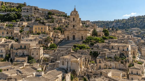 Chiesa barocca e edifici in pietra di Noto, Sicilia, borgo storico in collina con hotel Case Luparello