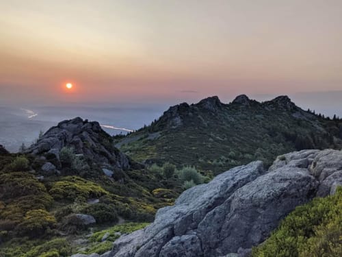 Coucher de soleil sur les montagnes rocheuses près du gîte Furanelle à Saint-Étienne, avec vallée brumense en contrebas