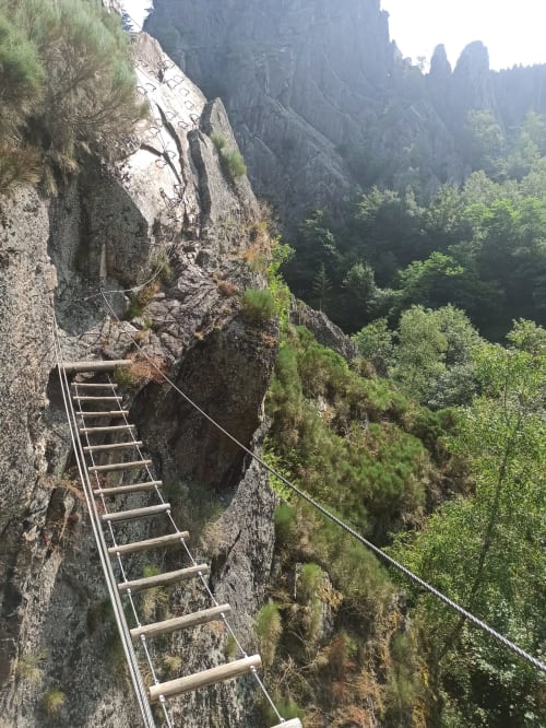 Escalier métallique sur falaise abrupte avec corde de sécurité, paysages style Zhangjiajie près de Saint-Étienne, gîte Furanelle