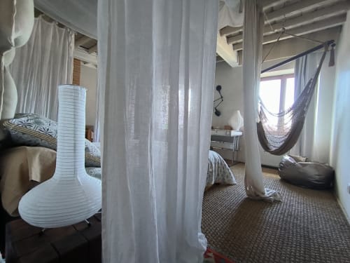 Chambre Furanelle BnB avec voilages, hamac et décoration contemporaine à Saint Etienne