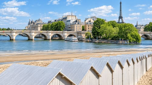 Vue des berges de la Seine avec cabines de plage blanches, pont des Arts et Tour Eiffel à Paris