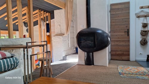 Loft contemporain à la Furanelle BnB à Saint-Étienne avec cheminée sculptée, poutres en bois et décoration éclectique