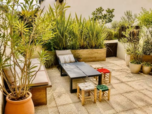 Terrasse ensoleillée des Maraîchades avec transat, plantes en pots et mobilier en bois au Cap Ferret