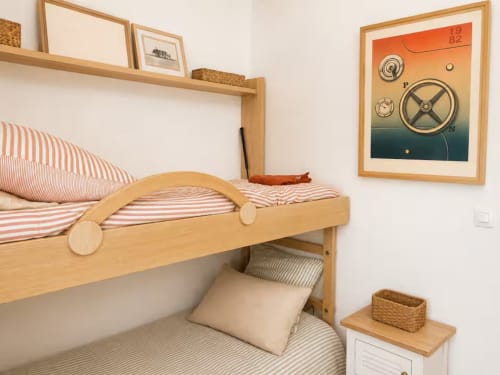 Lits superposés douillets aux draps rayés dans l'appartement Les Maraîchades, Le Cap Ferret, avec structure en bois et décor nautique