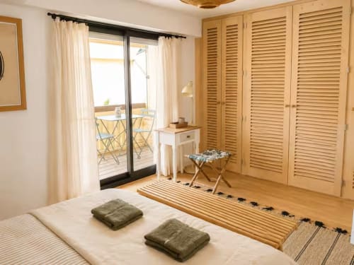 Chambre spacieuse aux Maraîchades au Cap Ferret avec volets bois, accès balcon et équipements modernes