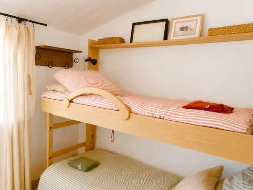 Lits superposés en bois avec literie à rayures roses dans l'appartement Les Maraîchades, Le Cap Ferret