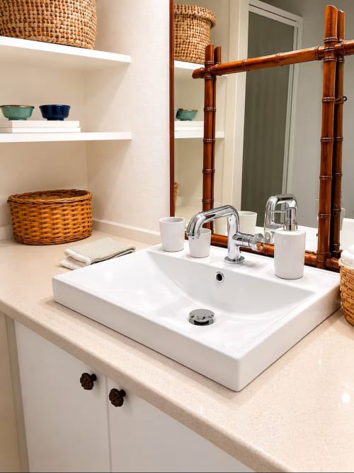 Lavabo moderne avec miroir encadré de bambou à l'appartement Les Maraîchades au Cap Ferret, France