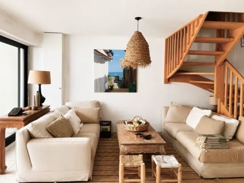 Spacieux salon des Maraîchades Le Cap Ferret avec canapés crème, escalier en bois et décoration côtière