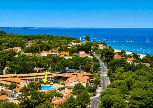 Résidence Les Maraîchades au Cap Ferret avec piscine, littoral méditerranéen, voiliers et verdure dominant la baie