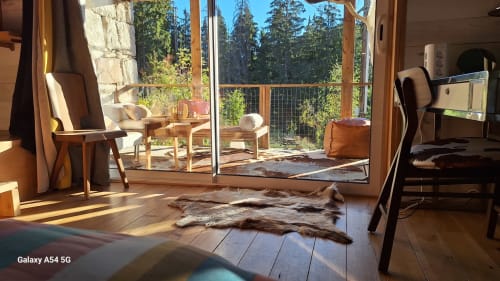 Chambre Furanelle BnB à Saint Etienne avec portes-fenêtres donnant sur terrasse forestière et vue montagne