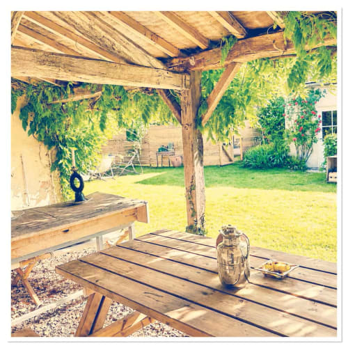Pergola rustique avec lierre grimpant dans le jardin du gîte Les Maraîchades, Sologne France