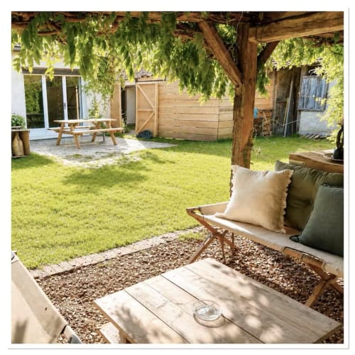 Salon de jardin ombragé du gîte Les Maraîchades en Sologne, avec coin détente et pelouse verdoyante