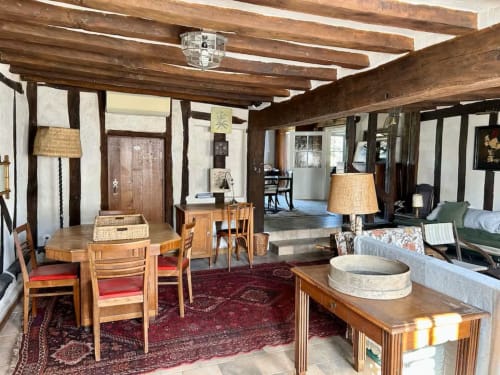 Spacieux séjour du gîte La Grande Maison aux Maraîchades, Sologne, avec poutres apparentes et table de salle à manger