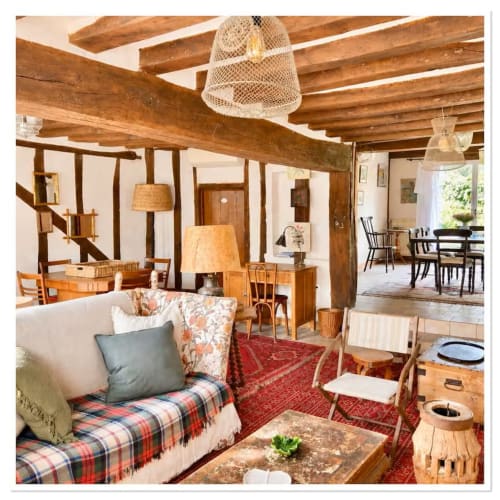 Intérieur rustique du cottage Les Maraîchades avec poutres apparentes, mobilier traditionnel et décoration d'époque en Sologne
