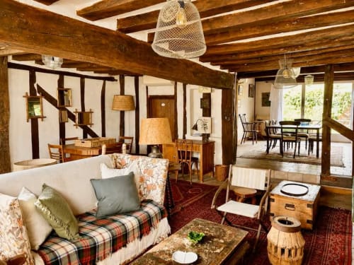 Séjour rustique aux poutres apparentes, mobilier traditionnel et vue sur jardin aux Maraîchades, Sologne