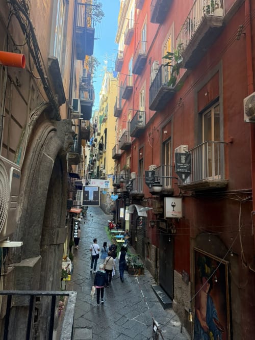 Vicoletto colorato stretto a Napoli con edifici vivaci, vista camere lusso Salotto Toledo