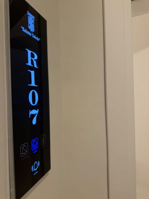 Display dell'ascensore che mostra la Camera 107 presso l'hotel di lusso Salotto Toledo a Napoli, Italia