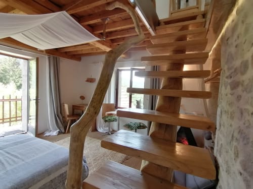 Chambre rustique avec poutres apparentes au gîte Furanelle à Saint Étienne, France