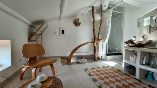 Salle de bains moderne du Furanelle B&B Saint Etienne avec décor bois, branches sculpturales et carrelage géométrique
