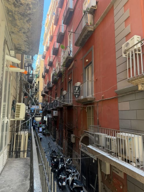 Vicolo stretto a Napoli con edifici colorati e balconate, vista delle camere di lusso Salotto Toledo