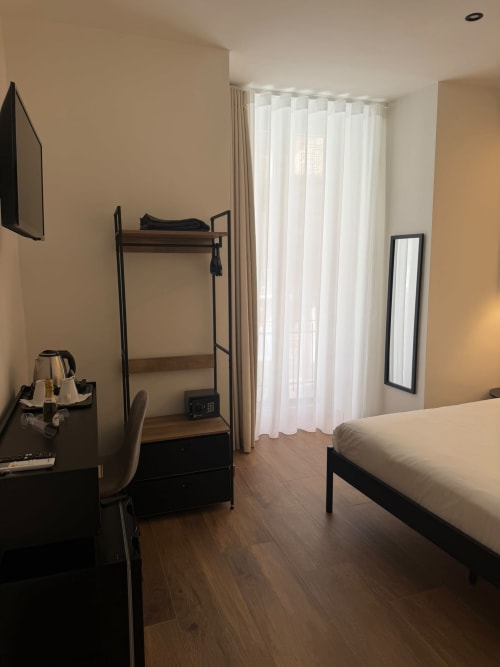 Camera Superior Toledo del lussuoso B&B Salotto Toledo a Napoli, con letto moderno, scrivania e vista sulla città